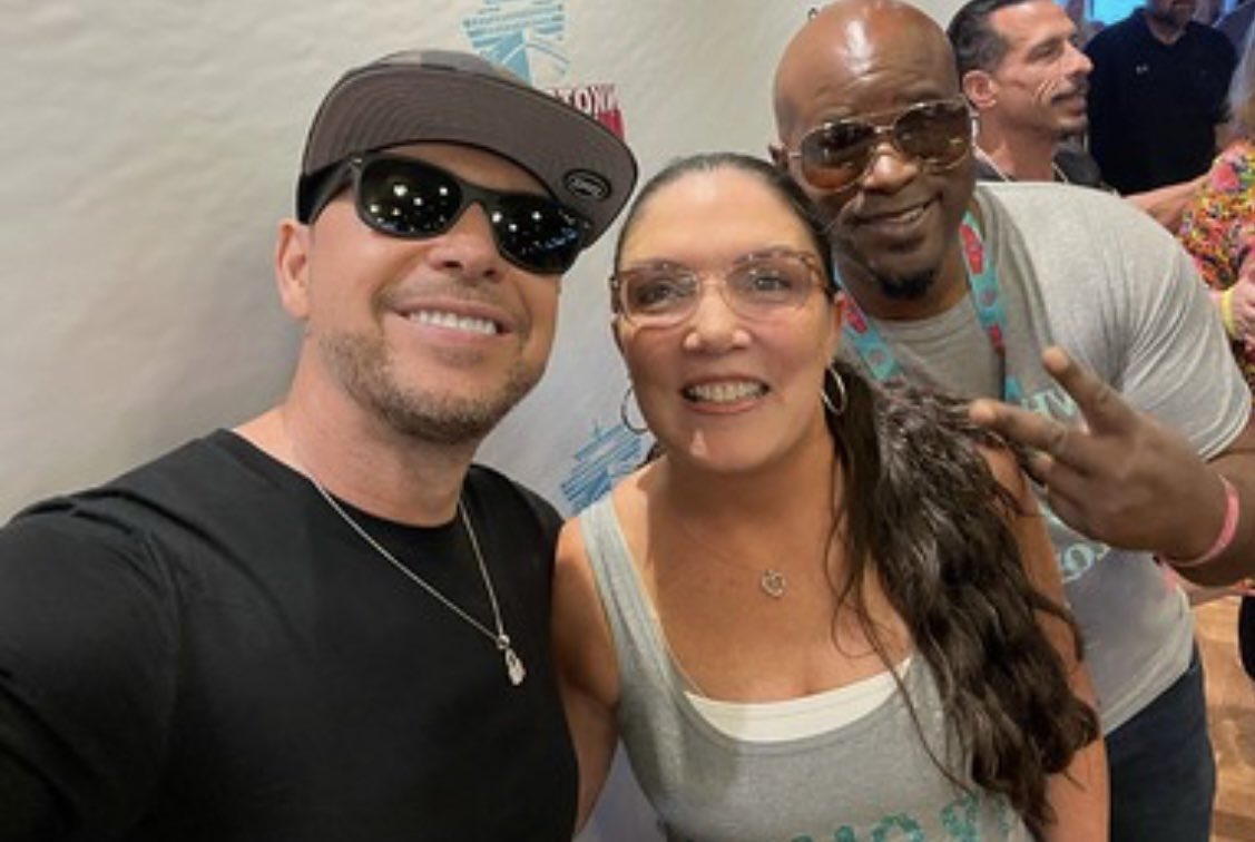 XT1NBH's tweet photo. @DonnieWahlberg #SelfiesWithDonnie Hubby’s 1st Nkotb cruise. Just me and my 2 favorite men. 🤖❤️♾️🛳️ My heart is full. ⚜️see ya in Nola 🤞🏻 https://t.co/TtfJUWk5zN