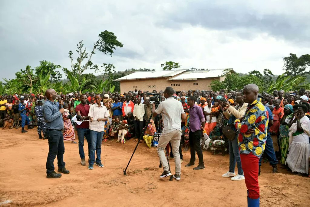 mrmeict's tweet photo. Mu rugendo yagize mu ntara ya @KirundoProvince kuruyu wa Kane 19/10/2023, umushikiranganji w'amazi meza, amasoko ntanganguvu, ubutare n'agataka Ir. UWIZEYE Ibrahim yakoze ikiyago n'abenegihugu bo muri zone #Baziro commune #Gitobe arabaremesha ko bagiye kuzoronswa umuyagankuba. https://t.co/9w5MpjOG6A