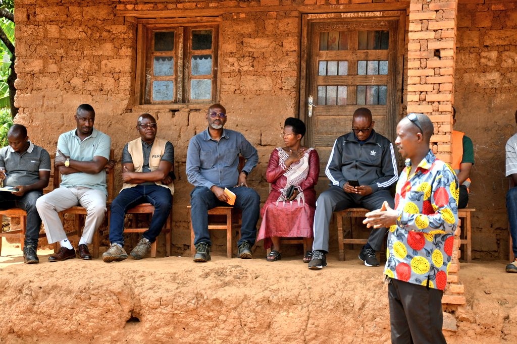 mrmeict's tweet photo. Mu rugendo yagize mu ntara ya @KirundoProvince kuruyu wa Kane 19/10/2023, umushikiranganji w'amazi meza, amasoko ntanganguvu, ubutare n'agataka Ir. UWIZEYE Ibrahim yakoze ikiyago n'abenegihugu bo muri zone #Baziro commune #Gitobe arabaremesha ko bagiye kuzoronswa umuyagankuba. https://t.co/9w5MpjOG6A