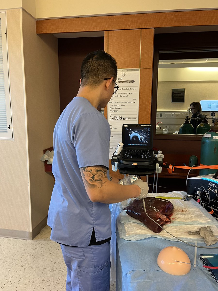 🔥& ❄️! Some pics of our residents enjoying a microwave ablation / cryoablation training session in our simulation center yesterday! Awesome that our residents get involved in these highly technical procedures during their training.