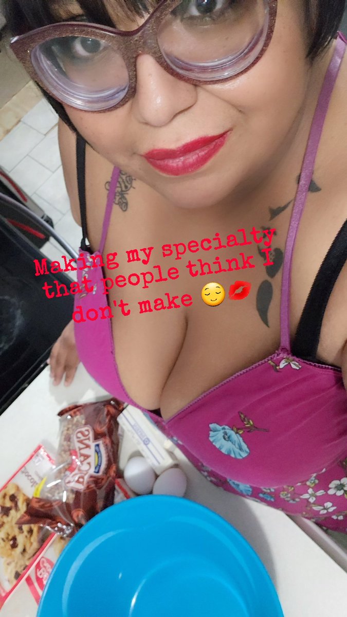 nerdychick3185's tweet photo. My niece always clowning I post wild. So tonight making her favorite cookies since she has covid.
She was quick to swipe up 2nd pic.. lol the video her saying aunti j my mouth watering π€£.. lmao my pansa all hanging on the counter
#bbwtx #cookies https://t.co/8VLlT4tgct