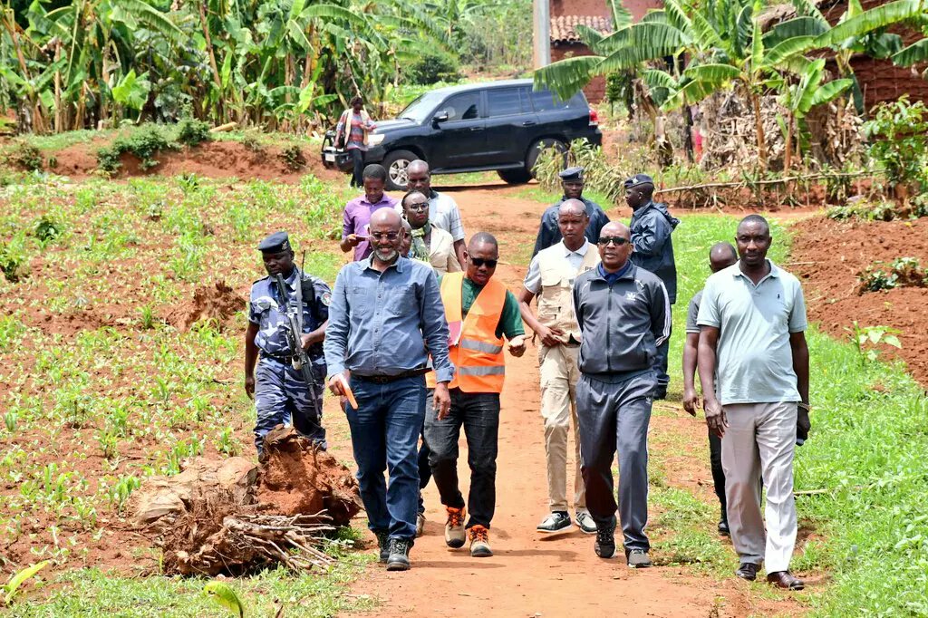 mrmeict's tweet photo. Imbere yo kuja muri Commune #Gitobe yagiye kumutumba #kavomo arikumwe n'aburamatari wa @KirundoProvince kugira yirabire ko ibikorwa abahinga basabwa gukora kugira amazi ashike neza i #Bugabira bariko barabikora @AHAMR5 https://t.co/wwSJ0RTbxJ… https://t.co/rfLkH4Pe2I