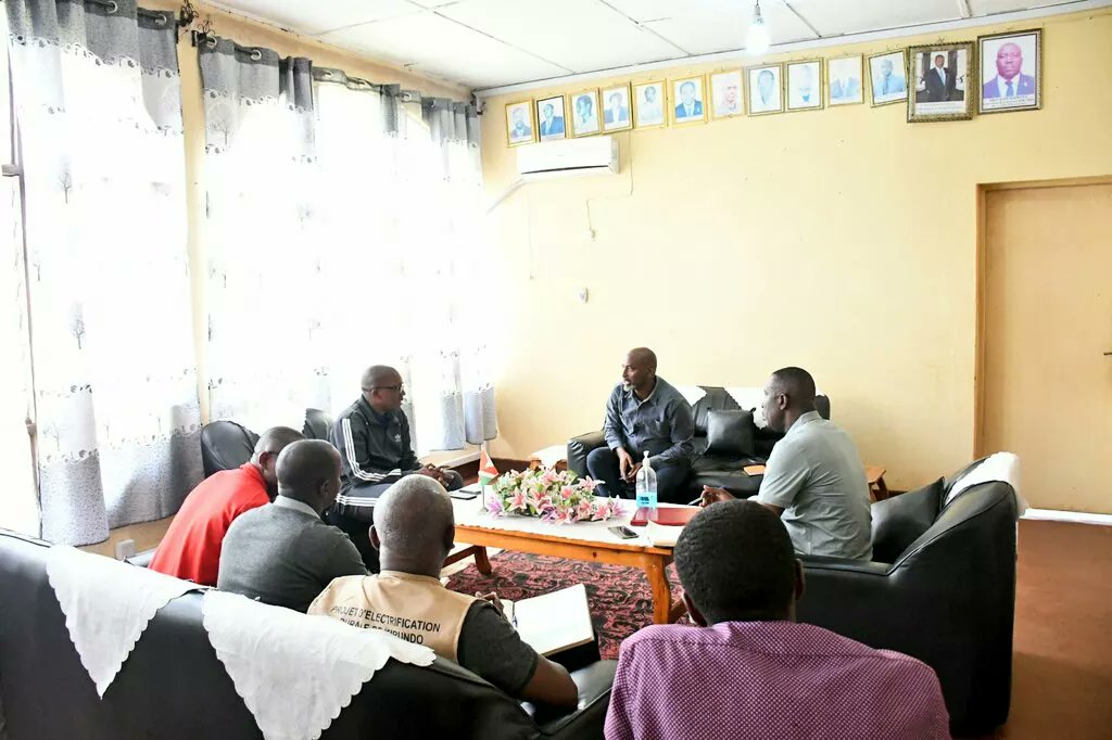 mrmeict's tweet photo. Imbere yo kuja muri Commune #Gitobe yagiye kumutumba #kavomo arikumwe n'aburamatari wa @KirundoProvince kugira yirabire ko ibikorwa abahinga basabwa gukora kugira amazi ashike neza i #Bugabira bariko barabikora @AHAMR5 https://t.co/wwSJ0RTbxJ… https://t.co/rfLkH4Pe2I