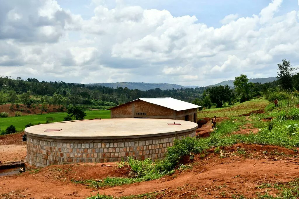 mrmeict's tweet photo. Imbere yo kuja muri Commune #Gitobe yagiye kumutumba #kavomo arikumwe n'aburamatari wa @KirundoProvince kugira yirabire ko ibikorwa abahinga basabwa gukora kugira amazi ashike neza i #Bugabira bariko barabikora @AHAMR5 https://t.co/wwSJ0RTbxJ… https://t.co/rfLkH4Pe2I