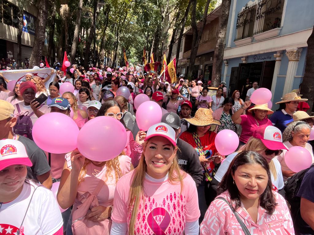 NicolasMaduro's tweet photo. Impresionantes imágenes me llegan de la “Caminata Rosa” que se desarrolló en los espacios de la Plaza Bolívar en Caracas, Distrito Capital, movilización que es en pro de crear la concientización y promover la evaluación temprana del cáncer de mama en nuestra sociedad. Estamos comprometidos con la vida y la salud.