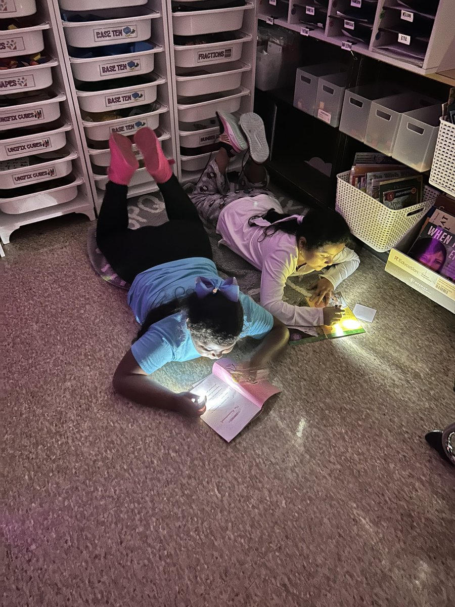 MrsWeaverJCPS's tweet photo. Our class had a lot of fun for our read in the dark day for #literacyweek @MLEmustangs https://t.co/U6gAOsTtfi