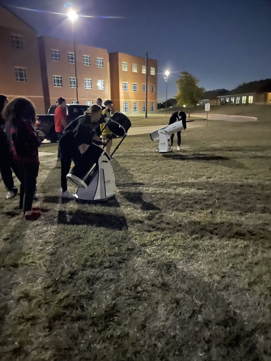 CHHS_Hannah's tweet photo. Astronomy kids had a successful first night lab of the year. Got clear images of the moon and Saturn. Thanks to the @GCEdFoundation for the amazing new telescopes. https://t.co/KOcF7k275C