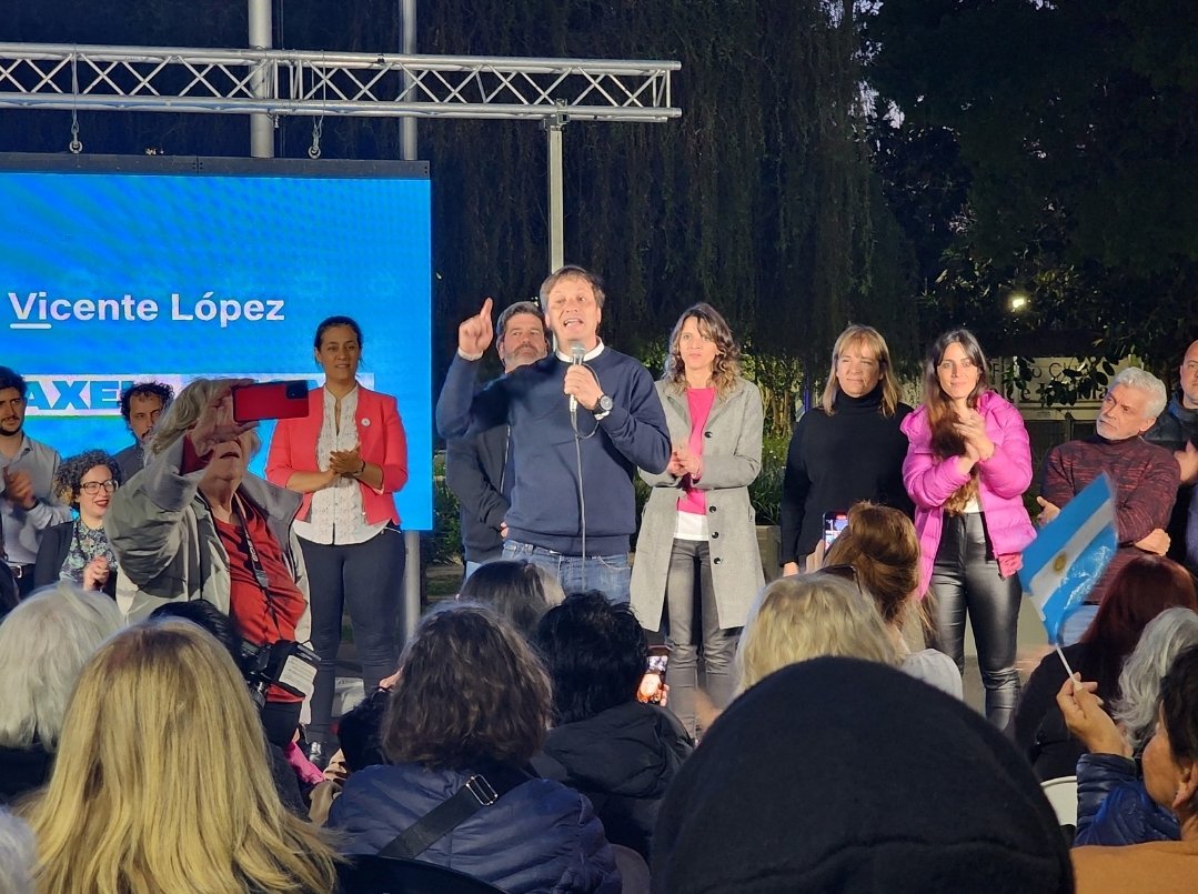 LaCamporaVL's tweet photo. ✌🏼 Cierre de campaña en Vicente López

Tenemos con qué, tenemos con quién. Este domingo votamos con el corazón, con un profundo amor a la Patria, por el futuro de todxs. Elijamos la boleta celeste y blanca #VotáConLaBandera 🇦🇷🤍 https://t.co/GSG9kdiGfU