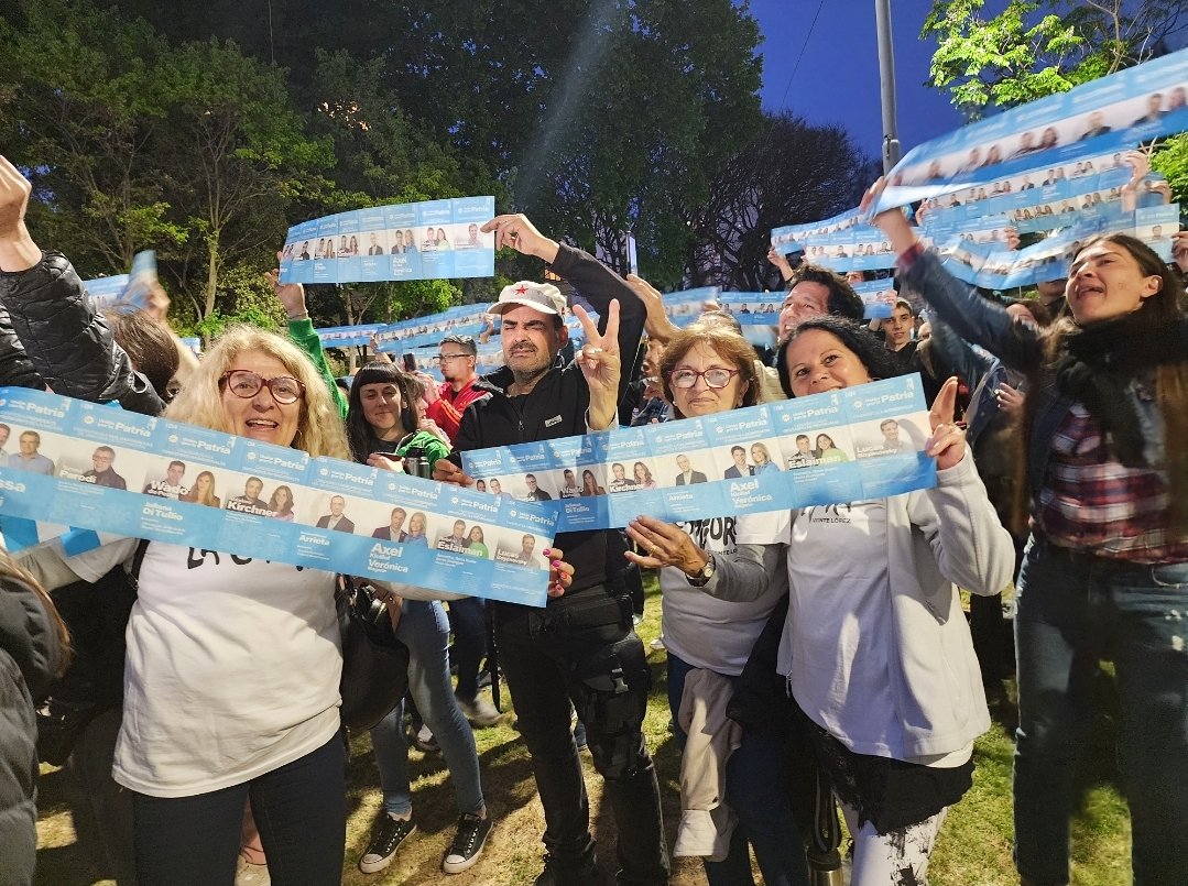 LaCamporaVL's tweet photo. ✌🏼 Cierre de campaña en Vicente López

Tenemos con qué, tenemos con quién. Este domingo votamos con el corazón, con un profundo amor a la Patria, por el futuro de todxs. Elijamos la boleta celeste y blanca #VotáConLaBandera 🇦🇷🤍 https://t.co/GSG9kdiGfU