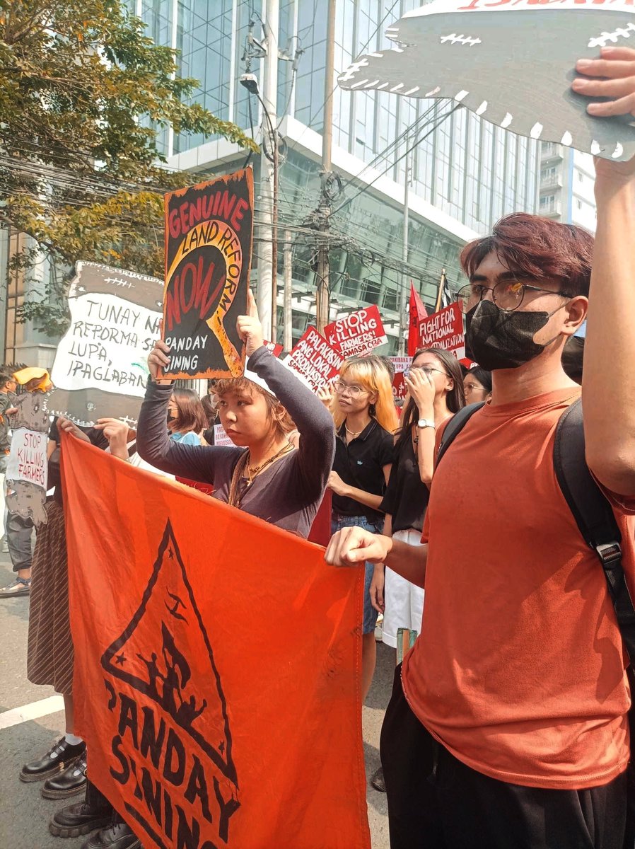 PandaySiningPH's tweet photo. NGAYON: Nagmamartsa ang Panday Sining kasama ang mga progresibong grupo at mga magsasaka mula sa Central Luzon, Southern Tagalog, Negros at Bicol patungong Mendiola upang ipanawagan ang tunay na reporma sa lupa ngayong buwan ng mga pesante. https://t.co/7eT0W8hQgu