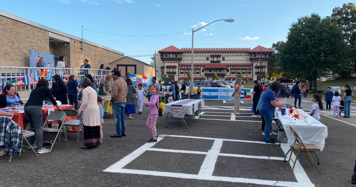 BenFranklinES's tweet photo. What a great night celebrating Hispanic Heritage! Thank you to all the parents and students for attending, as well as all the staff and donations that made it happen! #shinebrightedison https://t.co/yPHO8Sj38y