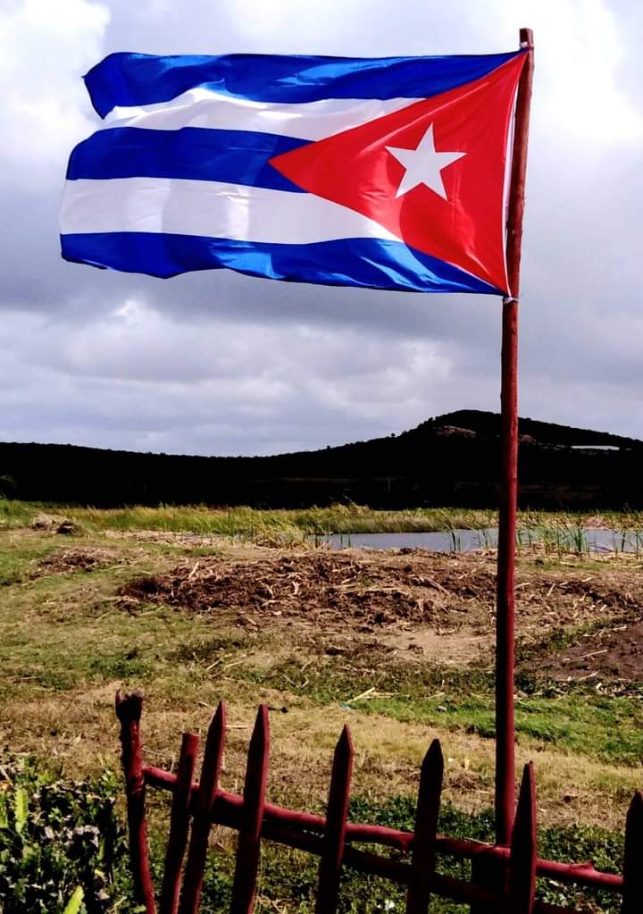 Es la bandera más linda que ojos humanos hayan visto 😍🇨🇺

#UnidosXCuba