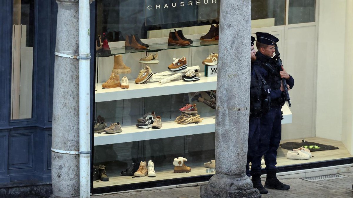 À #Arras, le temps s’est arrêté durant les obsèques de Dominique Bernard lavoixdunord.fr/1387015/articl…