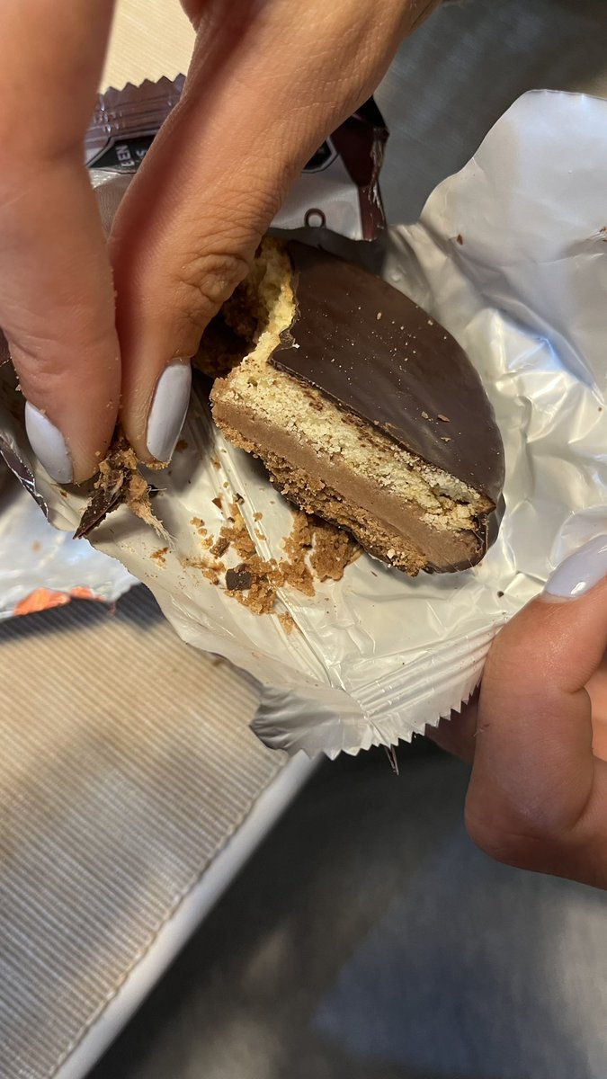 cecaned's tweet photo. @rapanui_choco   No me podes ofrecer 2 alfajores como compensación a un alfajor con objeto no identificado adentro 🤢 https://t.co/8HykDmbpp7