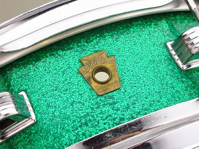 DRUM_CENTER's tweet image. 美しい✨
60年代前半Ludwig Downbeatレアカラー入荷しました。
ブラスフープ&amp;amp;レッドマフラー装着✊
↓
mikigakki.com/ec/pro/disp/G/…

#Downbeat
#ludwig