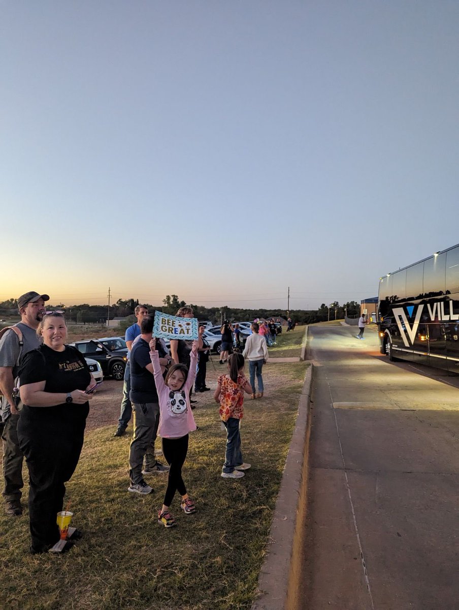 CNPSchools's tweet photo. Good luck to CHS Pride and Color Guard in Indianapolis. Four full charter buses, Channel 5, police escorts and great parents sending off the band. https://t.co/JPRePiPpZh