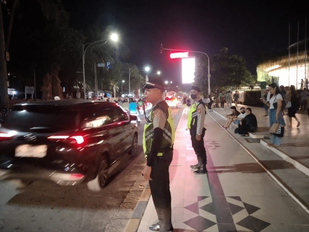 polsekkuta's tweet photo. Kapolsek Kuta Kompol Yogie Pramagita, S.H., S.I.K., M.H., diwakilkan Pawas Iptu I Wayan Suartawan, S.H., memimpin kegiatan Apel Kesiapan yang dilanjutkan dengan Blue Light Patrol sebagai upaya cegah Gangguan Kamtibmas di wilayah hukum, Kamis (19/10/2023) malam. https://t.co/UqjCxIEDox