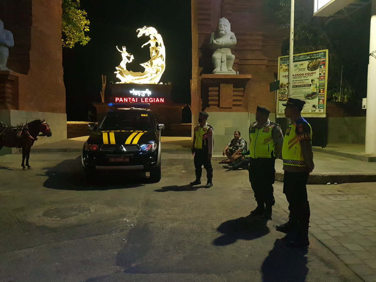 polsekkuta's tweet photo. Kapolsek Kuta Kompol Yogie Pramagita, S.H., S.I.K., M.H., diwakilkan Pawas Iptu I Wayan Suartawan, S.H., memimpin kegiatan Apel Kesiapan yang dilanjutkan dengan Blue Light Patrol sebagai upaya cegah Gangguan Kamtibmas di wilayah hukum, Kamis (19/10/2023) malam. https://t.co/UqjCxIEDox