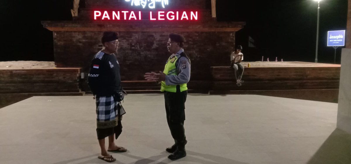 polsekkuta's tweet photo. Kapolsek Kuta Kompol Yogie Pramagita, S.H., S.I.K., M.H., diwakilkan Pawas Iptu I Wayan Suartawan, S.H., memimpin kegiatan Apel Kesiapan yang dilanjutkan dengan Blue Light Patrol sebagai upaya cegah Gangguan Kamtibmas di wilayah hukum, Kamis (19/10/2023) malam. https://t.co/UqjCxIEDox