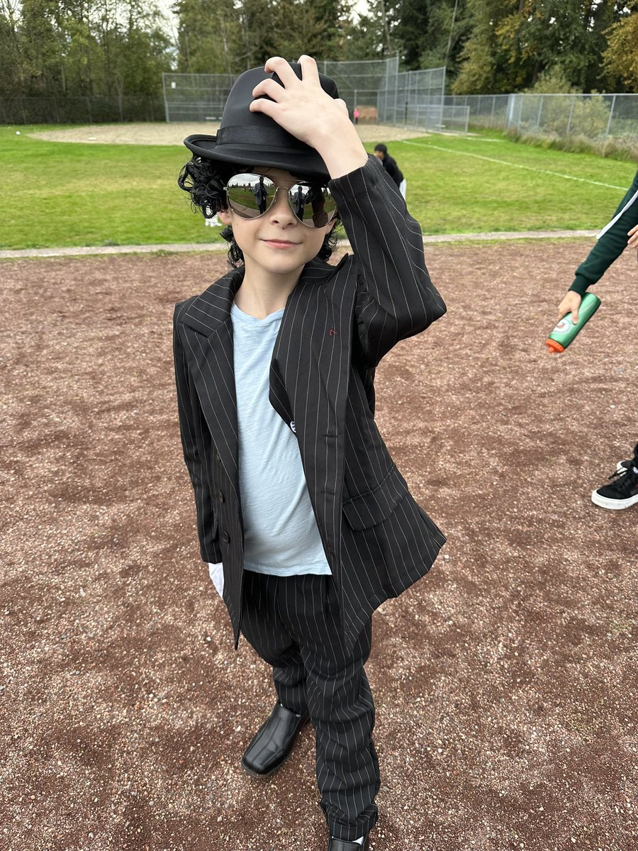 EEisenhowerms's tweet image. Day 31 of #180daysoflearning at Ike. Celebrating our 6th grade students for math achievement at lunch and ended with some softball and football in the afternoon  #KidsLearnAtIKE @WilnicG @DrIanBSaltzman @EPS_Region3 @EPS_DeputySupt @EverettSchools