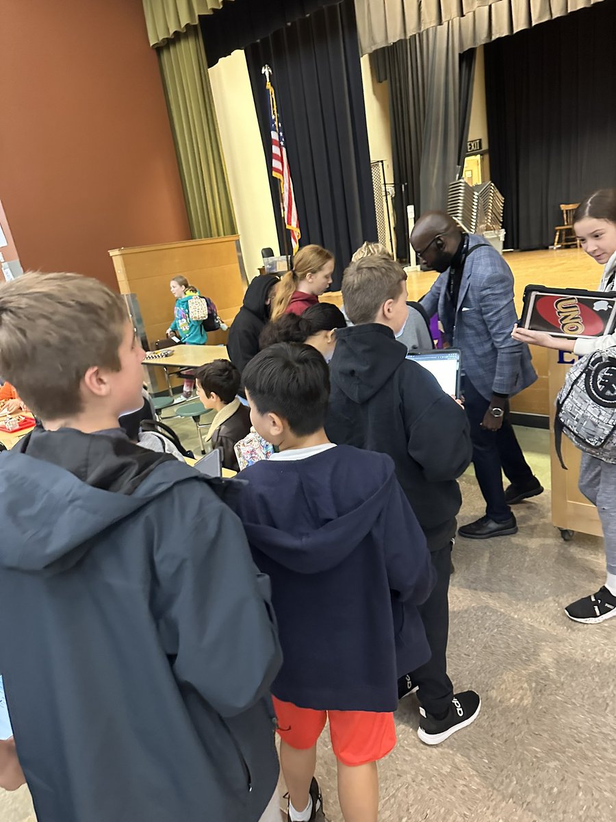 EEisenhowerms's tweet image. Day 31 of #180daysoflearning at Ike. Celebrating our 6th grade students for math achievement at lunch and ended with some softball and football in the afternoon  #KidsLearnAtIKE @WilnicG @DrIanBSaltzman @EPS_Region3 @EPS_DeputySupt @EverettSchools