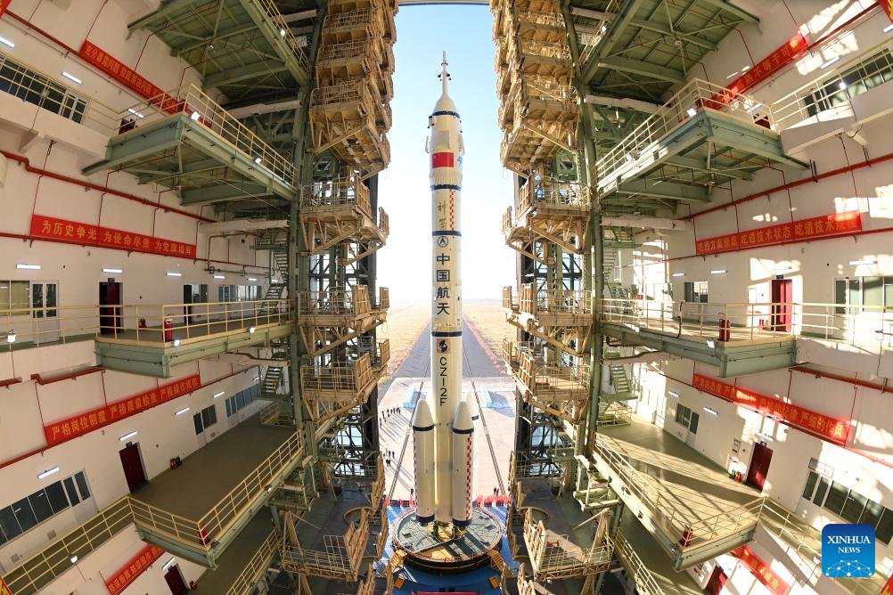 iChongqing_CIMC's tweet image. The combination of the #Shenzhou17 crewed spacecraft and a Long March-2F carrier rocket has been transported to the launch site at Jiuquan Satellite Launch Center in northwest #China on Thursday. According to the #CMSA, the facilities and equipment at the launch site are in good