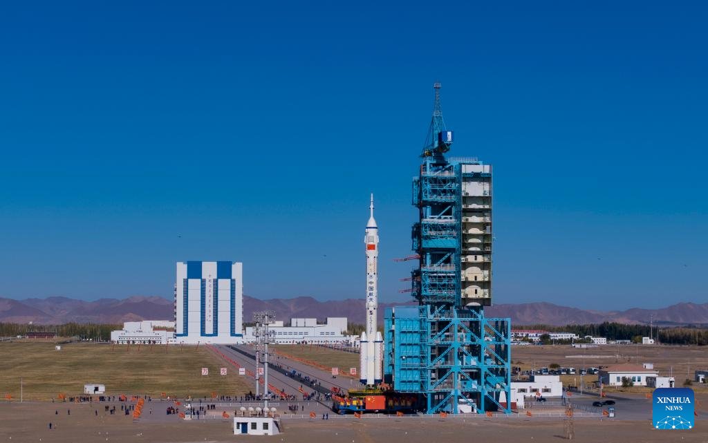 iChongqing_CIMC's tweet image. The combination of the #Shenzhou17 crewed spacecraft and a Long March-2F carrier rocket has been transported to the launch site at Jiuquan Satellite Launch Center in northwest #China on Thursday. According to the #CMSA, the facilities and equipment at the launch site are in good