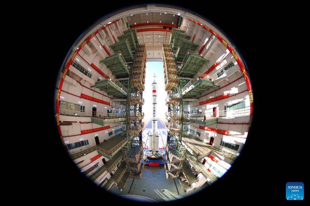 iChongqing_CIMC's tweet image. The combination of the #Shenzhou17 crewed spacecraft and a Long March-2F carrier rocket has been transported to the launch site at Jiuquan Satellite Launch Center in northwest #China on Thursday. According to the #CMSA, the facilities and equipment at the launch site are in good