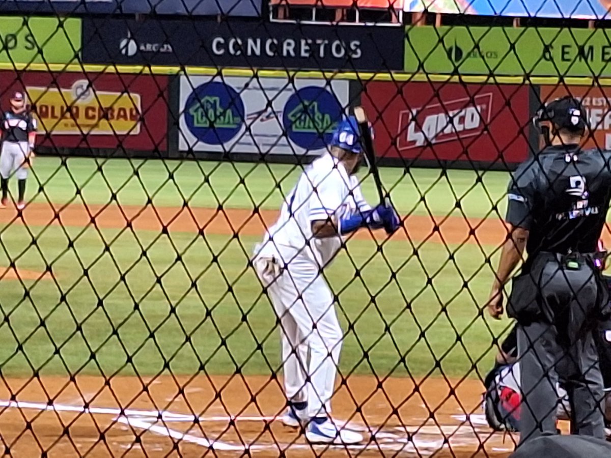 El capitán azul Emilio Bonifacio en su primer turno al bate uso un bate negro, será mucha coincidencia o la critica lo mantiene.

#polanquitoenlosdeportes #lidom #lidomrd #elglorioso #thisisliceytime #leonesdelescogido @TenchyRodNYC @eljuegofm1 @CesarAFrias @ramonrppbobina