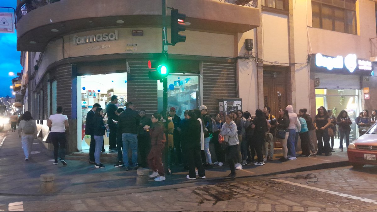 Cientos de personas esperaban en orden fuera de los Farmasol para canjear su entrada al concierto de Luis Fonsi, octubre 31 en el estadio Alejandro Serrano Aguilar #Cuenca 
Un éxito y de paso una ayuda a los que más lo necesitan 👶🏽🧑🏼‍🦳🐕