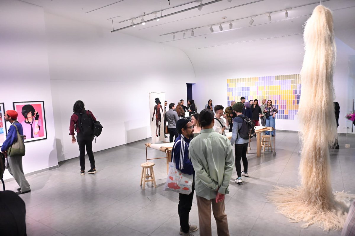 programaARTBO's tweet photo. #ARTBOsalas | Así vivimos la inauguración de la exposición 'Presentes Múltiples: El habitar como resistencia', primera muestra del programa #ARTBOtutor curada por Lucy Argueta y Lester Rodríguez la Escuela Experimental de Arte. https://t.co/vmWlh5WCPF