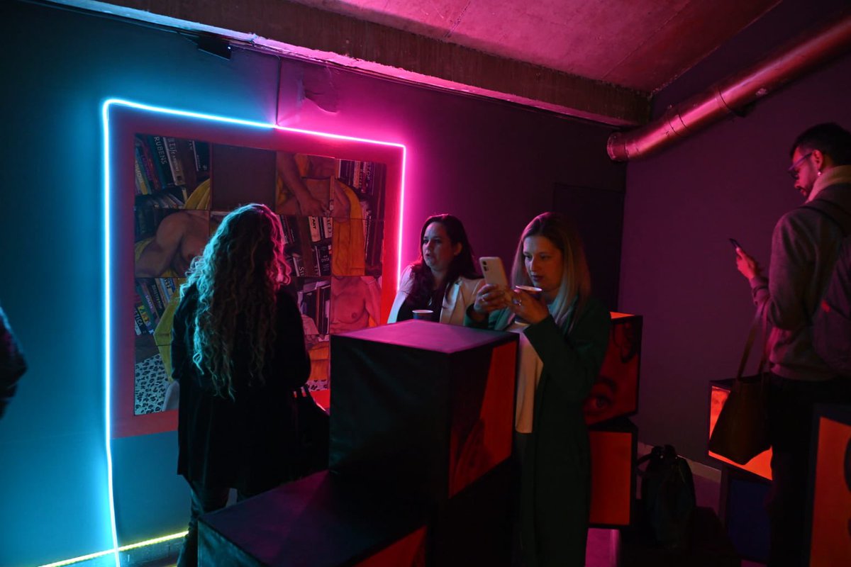 programaARTBO's tweet photo. #ARTBOsalas | Así vivimos la inauguración de la exposición 'Presentes Múltiples: El habitar como resistencia', primera muestra del programa #ARTBOtutor curada por Lucy Argueta y Lester Rodríguez la Escuela Experimental de Arte. https://t.co/vmWlh5WCPF