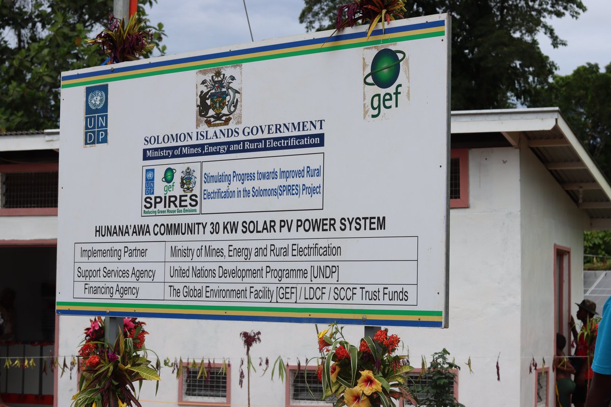 UNDP_Pacific's tweet photo. 💡Energy access in Solomon Islands is a challenge, especially in rural areas. But a new renewable energy initiative - with thanks to support from the @theGEF - is revolutionizing communities and #accesstoenergy across the country. 

Read more 📖here: https://t.co/as0ZRjpBnI https://t.co/g0KucDQSNg
