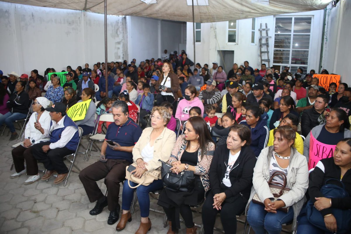 NestorCamarillo's tweet photo. Esta tarde estuve en #Acatzingo, donde tomé protesta a los integrantes del Comité Municipal que se encargarán de fortalecer al priismo en este municipio en el que el partido volverá a ganarse la confianza de la gente.
#UnidosSíPodemos. https://t.co/1SLw3TbqQ1
