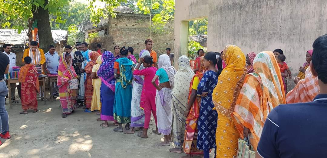 KabirSBose's tweet image. At Krishnagar for various Durga Puja Innaugration and Saree Distribution along with District President and District Committee.
#Krishnagar #krishnagar_city #bjp #bjpkaliganje #কালীগঞ্জে #nadia #bjp #bjpbengal