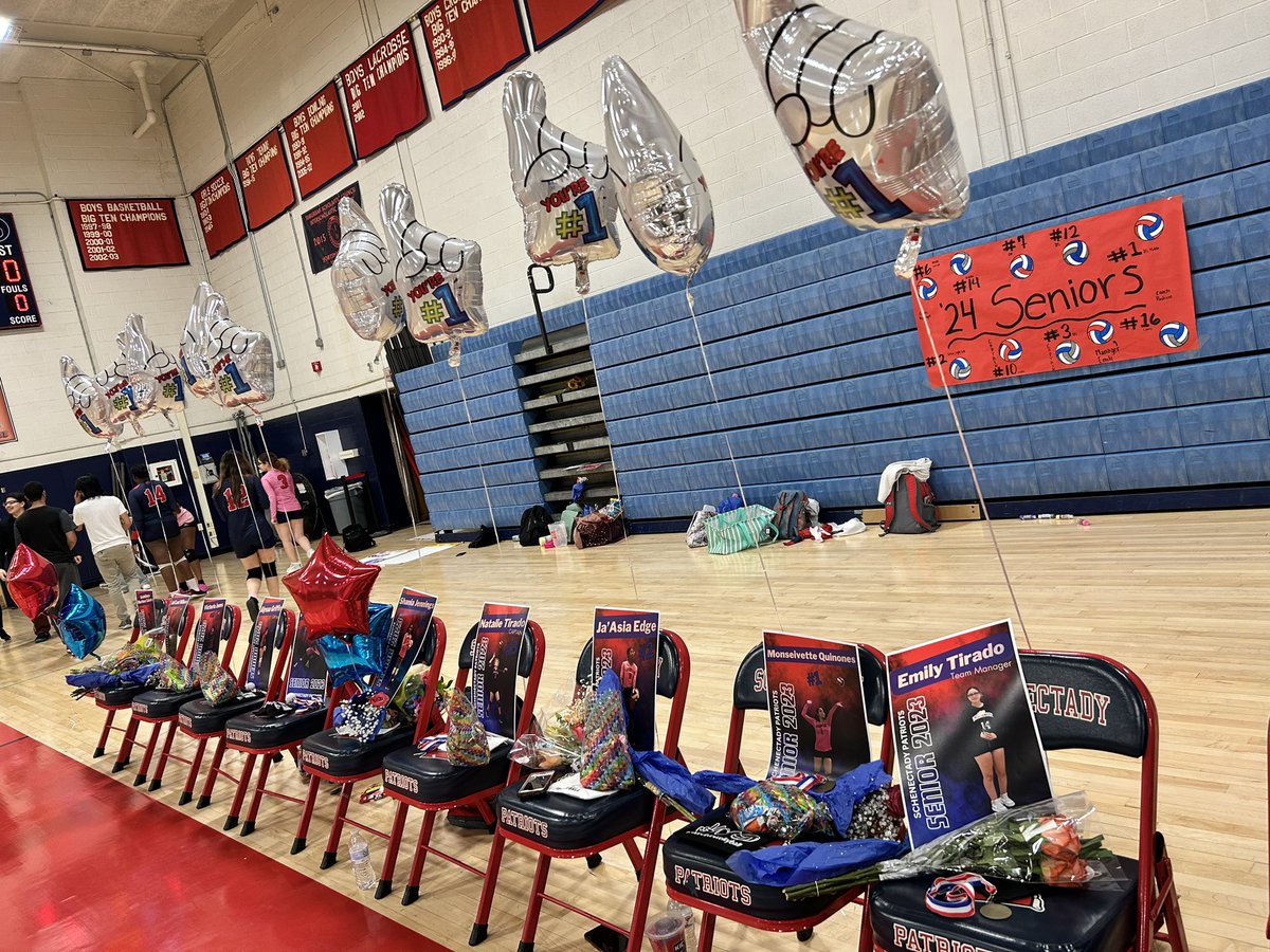 AngelaPastizzo's tweet image. Senior Night 2023!!! #signingoff #scsd #patriots #volleyball #schenectadyrising ❤️🏐💙