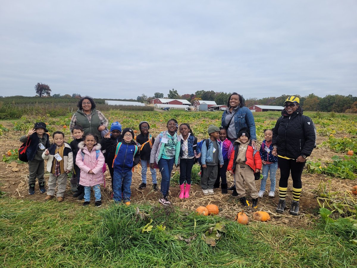 QueenBeeMsCNJ's tweet photo. It was such a beautiful day at Alstede Farms! The Busy Bees buzzed until they couldn't buzz anymore! It was a super quiet trip back home! 😴 🐝🐝🐝
#busybee102 #laspantherpride #orangestrong #kindergartenrocks  #GoodtoGreat #alstedefarms @Gerald_Fitzhugh @Principal_JB1 https://t.co/oFh9GMGciF