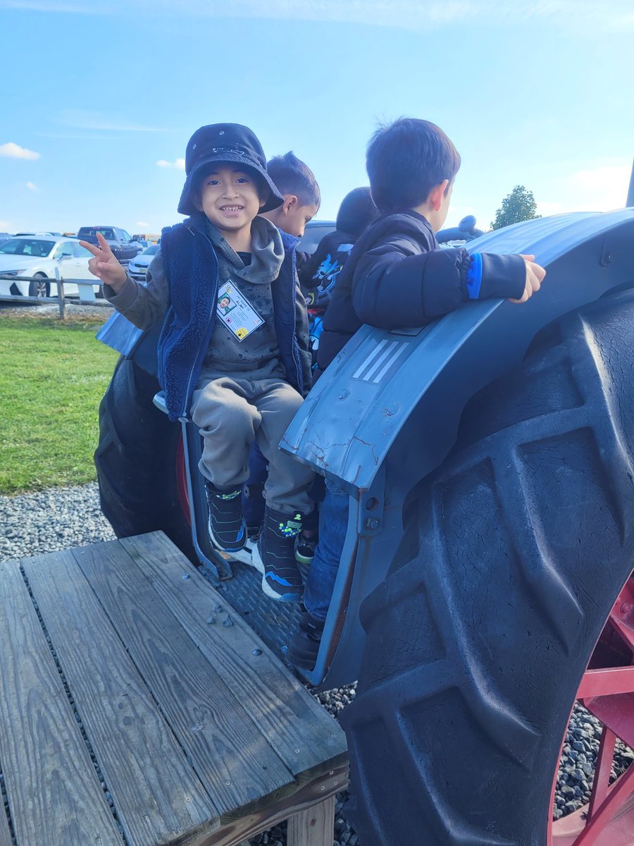 QueenBeeMsCNJ's tweet photo. It was such a beautiful day at Alstede Farms! The Busy Bees buzzed until they couldn't buzz anymore! It was a super quiet trip back home! 😴 🐝🐝🐝
#busybee102 #laspantherpride #orangestrong #kindergartenrocks  #GoodtoGreat #alstedefarms @Gerald_Fitzhugh @Principal_JB1 https://t.co/oFh9GMGciF