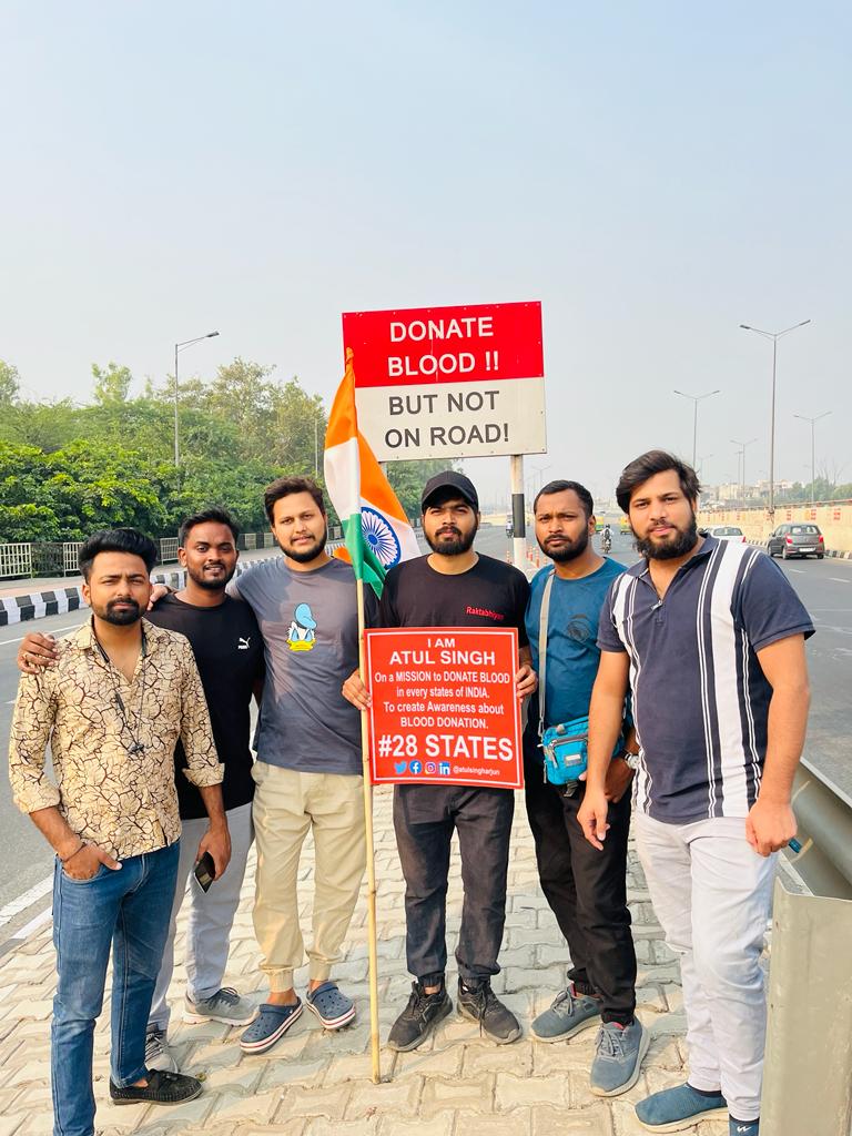 _par_nav_'s tweet photo. Walking from Noida Sec -62 to National War memorial to give tribute to our nation heroes and create awareness about blood donation .
@atulsingharjun #donateblood 
#delhi https://t.co/1Ff1JEyhdY