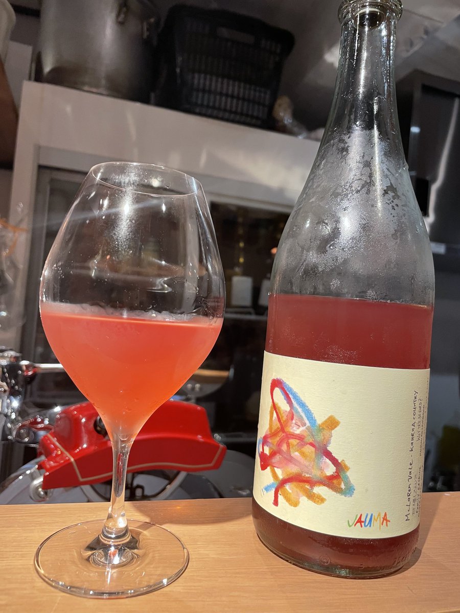 BarHamlets's tweet image. レンガ坂の裏手にできた新店macchiaさんのプレにお邪魔してきました。

面白ワインに美味しいお料理。

あ、どうも生きてます。