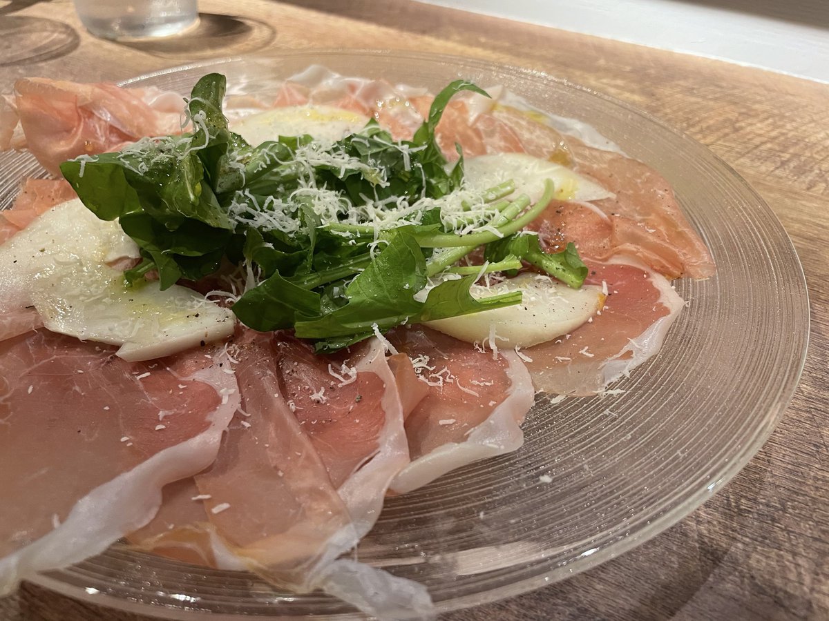 BarHamlets's tweet image. レンガ坂の裏手にできた新店macchiaさんのプレにお邪魔してきました。

面白ワインに美味しいお料理。

あ、どうも生きてます。