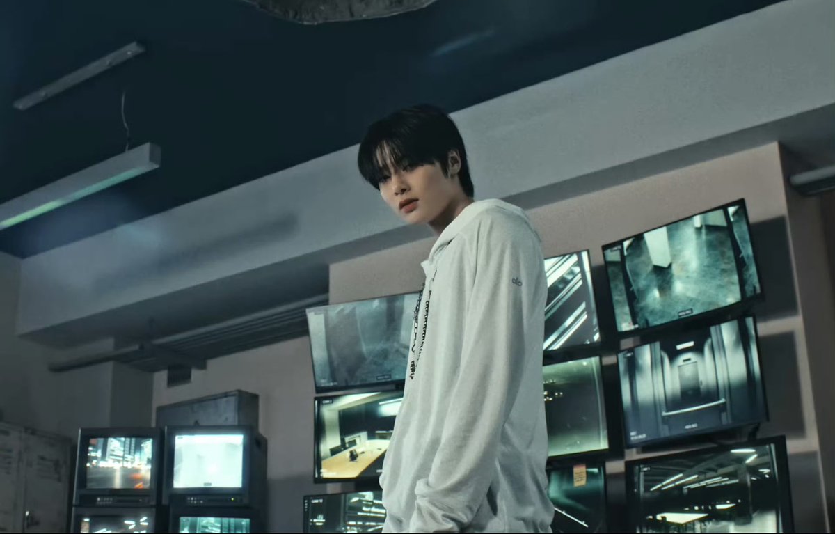 SKZLOOKBOOK's tweet photo. Stray Kids ＜樂-STAR＞ UNVEIL : TRACK 1 "MEGAVERSE"

#JEONGIN
TOP｜Alo Yoga
Conquer Hoodie (maybe not accurate, the one IN wore is so oversized. )

#straykidslookbook
#StrayKids
#MEGAVERSE https://t.co/I4d2gsGsqw