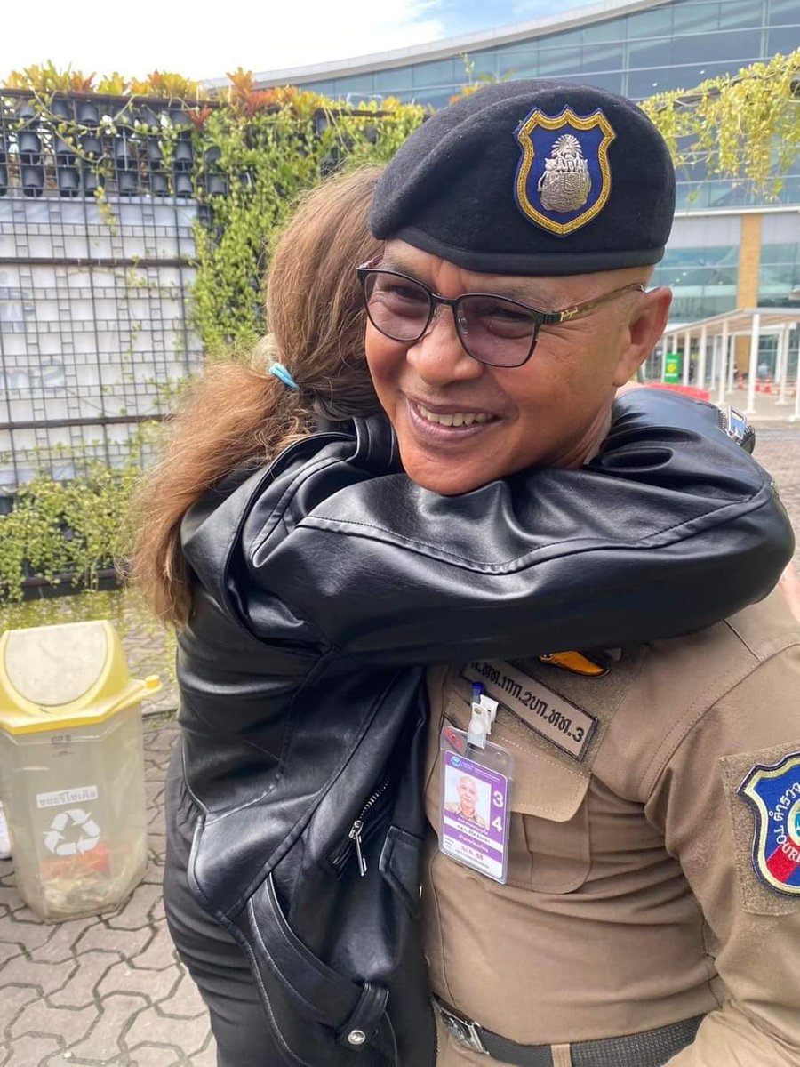 TouristPoliceTH's tweet photo. Not "in" but "on"

Asked by the tourist from #Kazakhstan for assistance as she thought she left a mobile "in" a taxi which drove her to #Phuket airport . 
Well, we found the taxi with the mobile "on" it.
Have a safe flight back Ma'am. Hope to welcome you again.
#tourist #Police https://t.co/mgOLDQLUhl