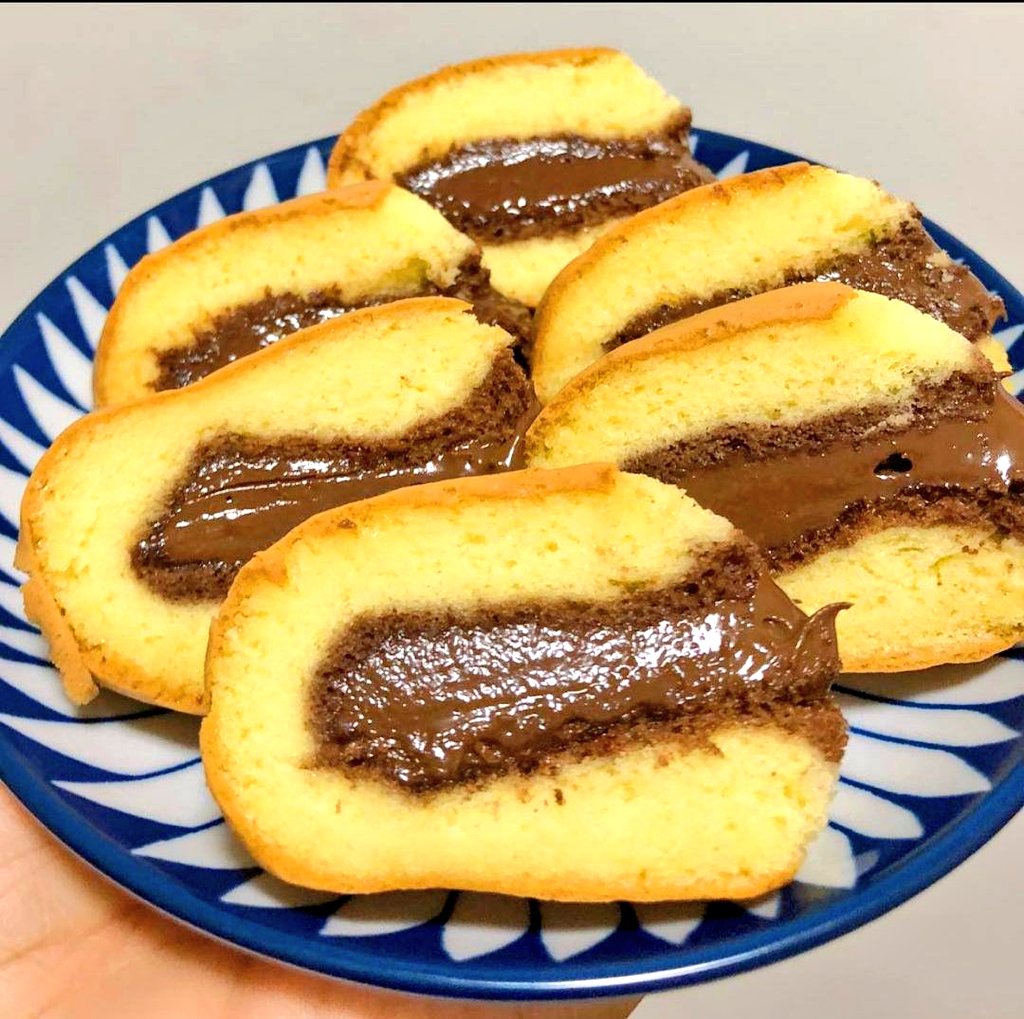 tyraaeee's tweet photo. Membeli sambil beramal— that's it.

Sesiapa yang beli Kek Tapak Kuda Nutella dengan tyra, tyra akan sedekahkan RM2 daripada untung komisen yang tyra dapat kepada Tabung Kecemasan P@lest1ne through MFSCare.

Sambil makan kek sedap kita pun dapat membantu mereka disana 🥰 HELP RT. https://t.co/vtVONy2wq5