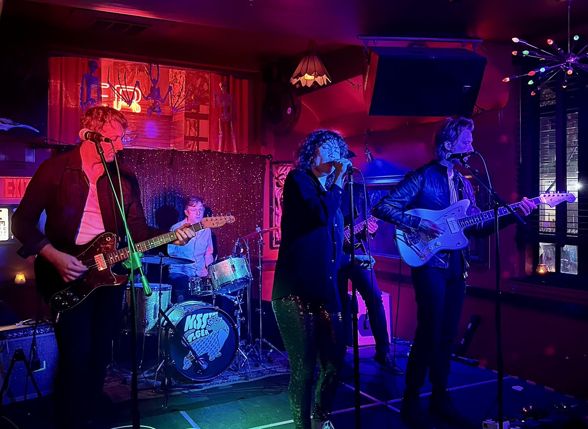 jmcgnn's tweet photo. Double dip of MN friends in Philadelphia tonight - with @dessadarling playing @worldcafelive (and @wxpnfm Free At Noon tomorrow) and @kissthetiger1 playing @SilkCityDiner - brought @dfeinphilly and @HoneysuckleACF with @cnweeksmn to see KTT and spun both on XPN this afternoon! https://t.co/NDeFsLrHuL