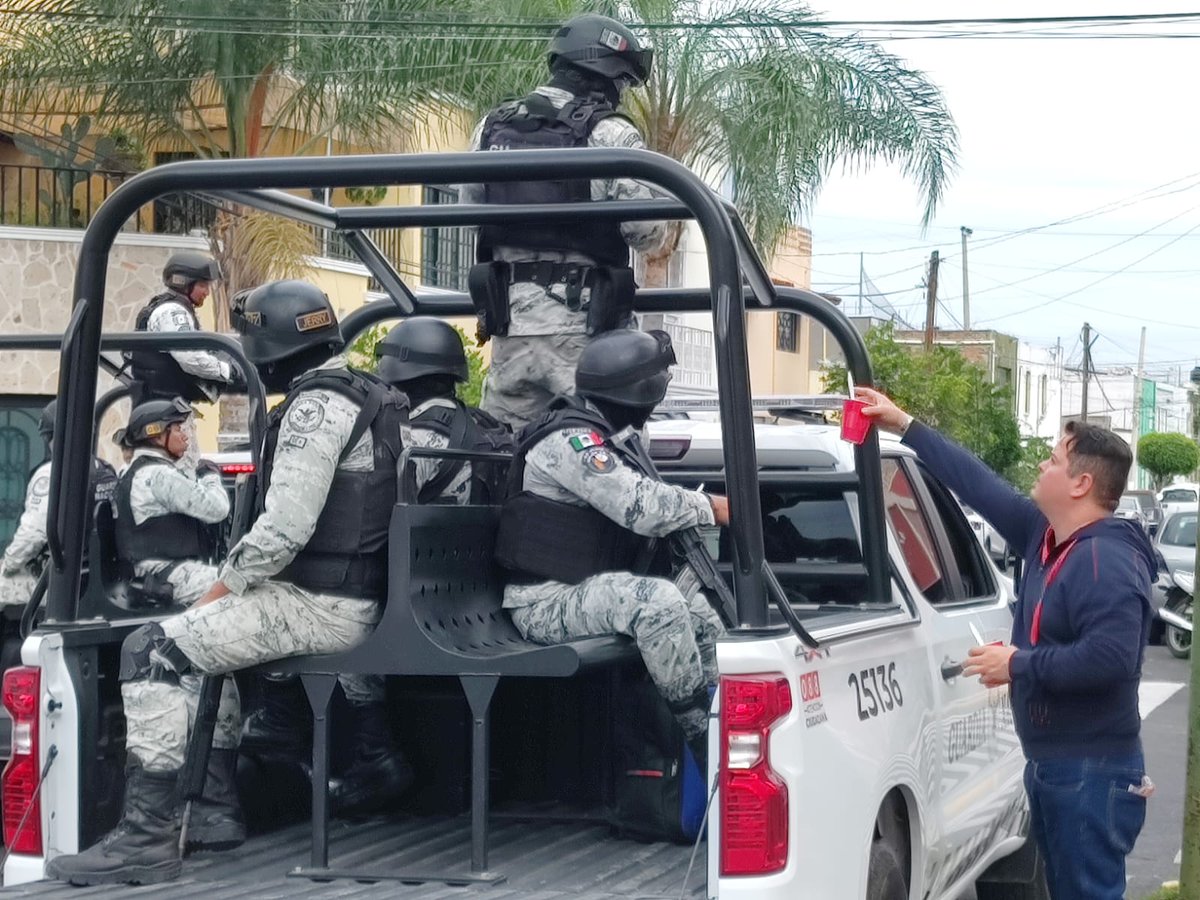 ELOCCIDENTAL's tweet photo. #Destacable | Dos vecinos de la colonia Alcalde Barranquitas regalaron aguachile en vasos a los elementos de la Guardia Nacional que acudieron en apoyo de sus compañeros que fueron agredidos en esa zona  

Nota → https://t.co/e54o4qGkqV

 📸 @ely_ibal | El Occidental https://t.co/FOnNXue354