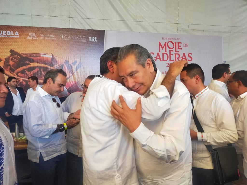 SUFRAGIOrevista's tweet photo. #Tehuacán #Puebla 🇲🇽 En la "Hacienda La Carlota" @leobardosoto líder de @CTMPuebla saludó y, a nombre de las y los Trabajadores Cetemistas, agradeció al Sr. Gobernador @SergioSalomonC de @Gob_Puebla su invitación al inicio de la tradicional temporada del #MoleDeCaderas2023 🇲🇽 https://t.co/Ivrk9V48pe