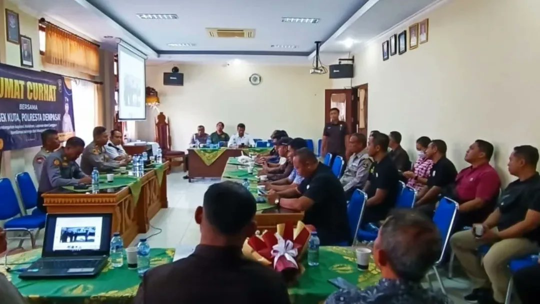 polsekkuta's tweet photo. Kapolsek Kuta Kompol Yogie Pramagita, S.H., S.I.K., M.H., diwakilkan Kanit Samapta AKP I Ketut Sujana, S.H., didampingi Kanit Binmas, PJU, Bhabinkamtibmas Kelurahan dan personil hadir dalam Program Jumat Curhat, bersama Forum Keamanan Seminyak (FKS), yang berjumlah 26 orang. https://t.co/BgDUzcwnH7