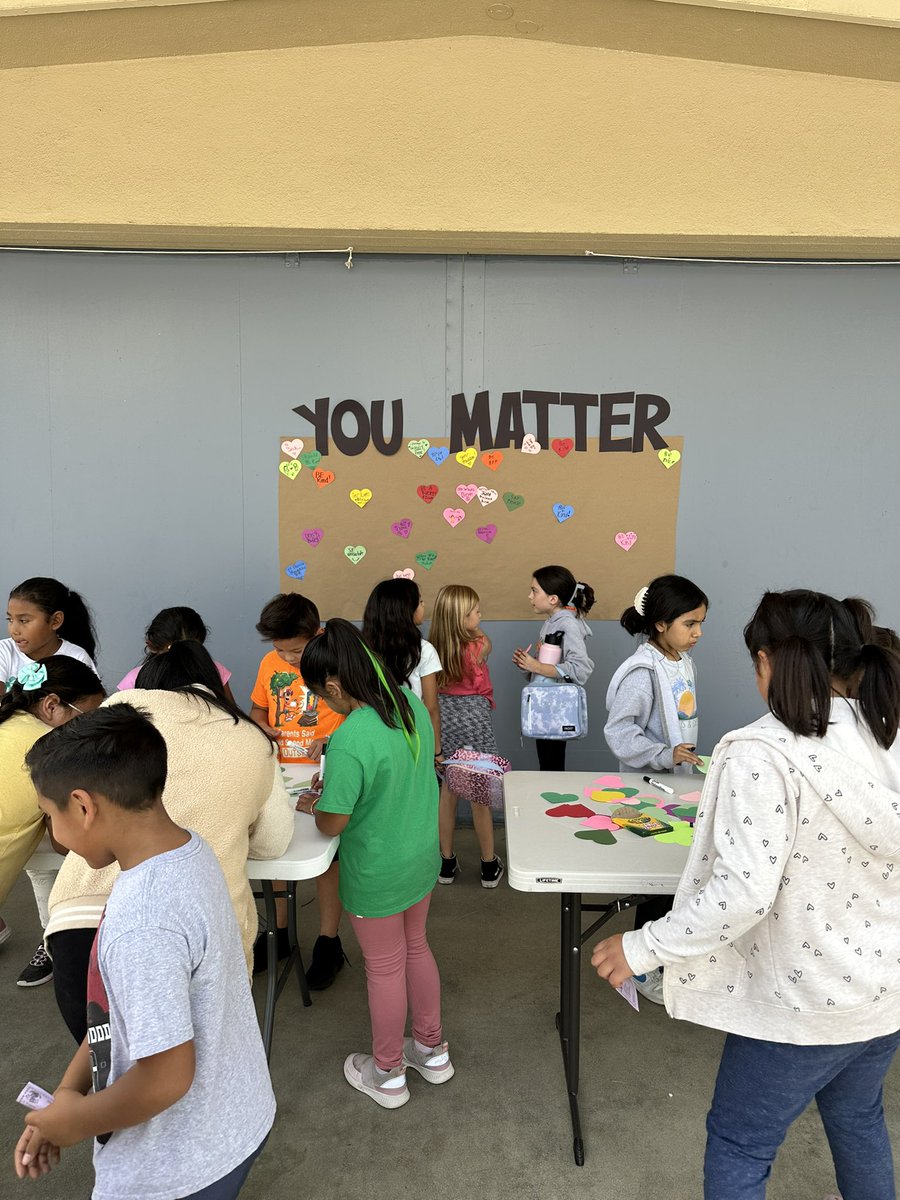 consejeramichel's tweet photo. Kindness wall for bullying prevention week! 🩵
@laderapalma @LaderaPalmaPTA @LHSchools #lhcsd #DIAcademy https://t.co/fsLJB7qagB