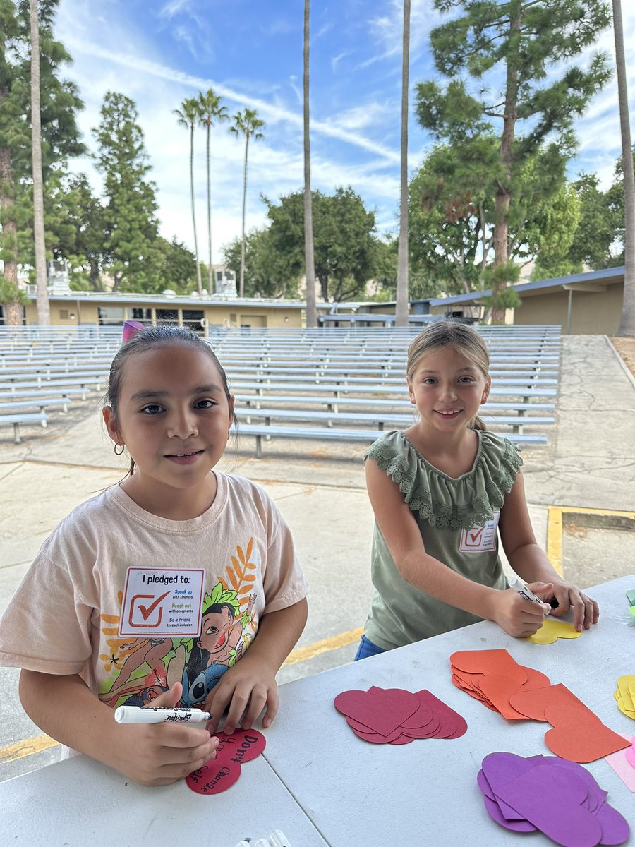 consejeramichel's tweet photo. Kindness wall for bullying prevention week! 🩵
@laderapalma @LaderaPalmaPTA @LHSchools #lhcsd #DIAcademy https://t.co/fsLJB7qagB